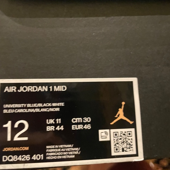 Sneakers - Picture 5 of 9